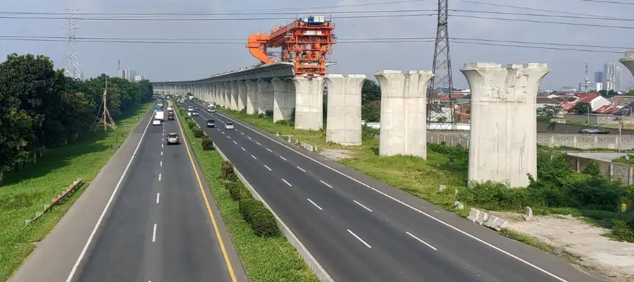 Revegetasi Pinggir Jalan Tol, Penting atau Sekadar Estetika?